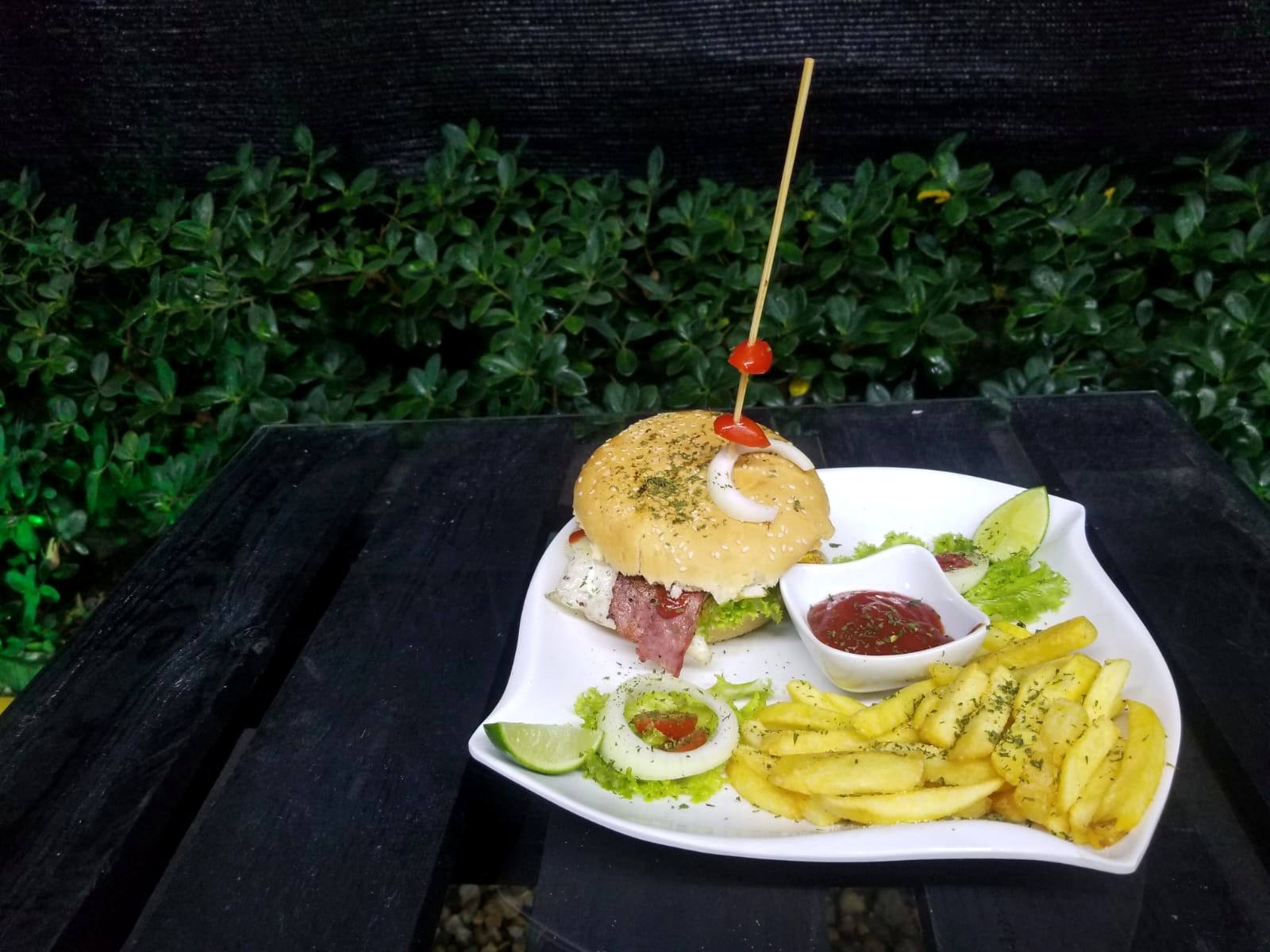 Longui Burger con papas, ensalada y salsa