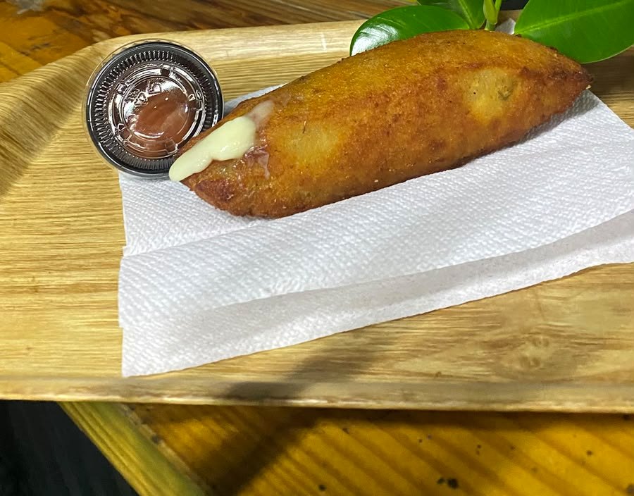 Empanada frita con salsa