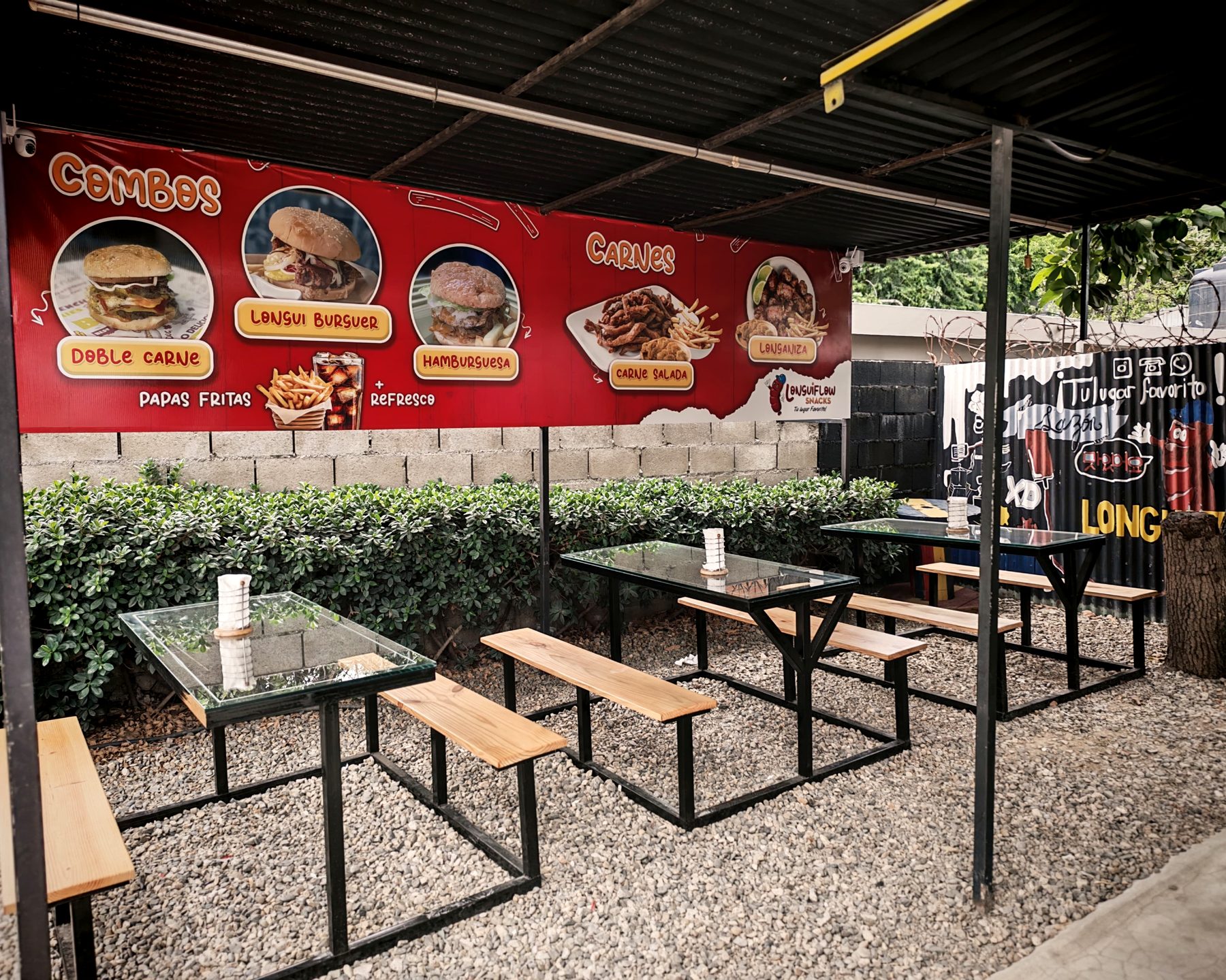Terraza de Longuiflow con mesas y el letrero de combos